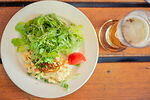 Kässpätzle mit Salat und ein kleines Glas Bier