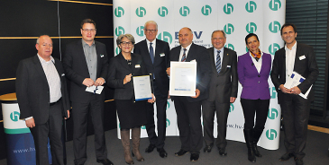 Erste Bürgermeisterin Jutta-Heim Wenzler und Citymanager Reinhard Skusa nahmen in Stuttgart den Preis entgegen. Erste Bürgermeisterin Jutta-Heim Wenzler und Citymanager Reinhard Skusa nahmen in Stuttgart den Preis entgegen.
