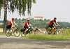 Im Vordergrund drei Personen auf Fahrrädern - im Hintergrund Schloss Ellwangen