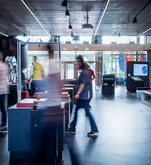 Auf dem Bild sind die Museumsräume des explorhino Museums in Aalen zu sehen, in denen sich Menschen bewegen.