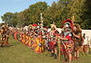 Auf dem Bild sind einige Darsteller in römischen Rüstungen auf einer Wiese an einem Waldrand zu sehen.