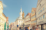Auf dem Bild ist der Spionturm mit Marktbrunnen in der Aalener Innenstadt zu sehen.